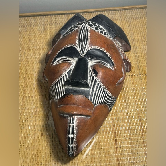 Vintage African hand carved and hand painted mask in great condition - Picture 4 of 8